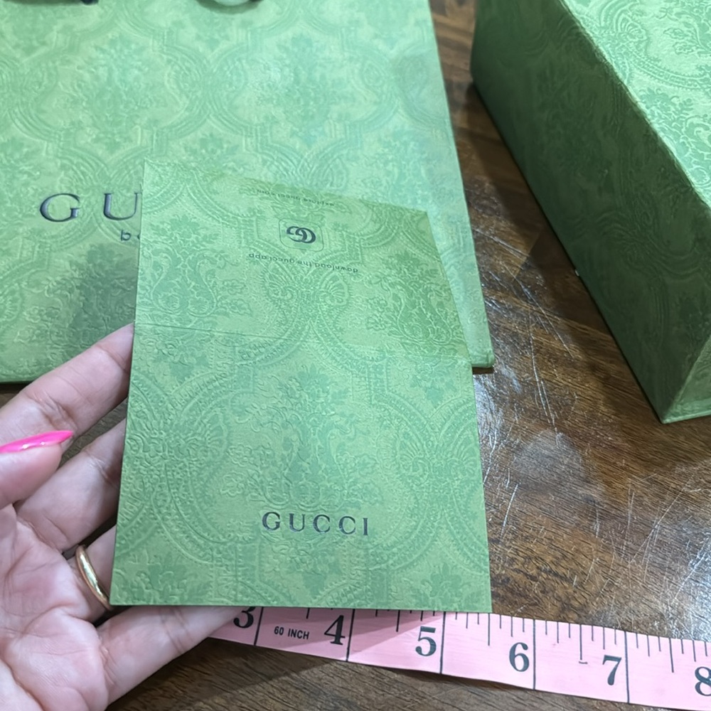 Authentic green magnetic closure Gucci gift box & bag and receipt card. - Picture 5 of 7